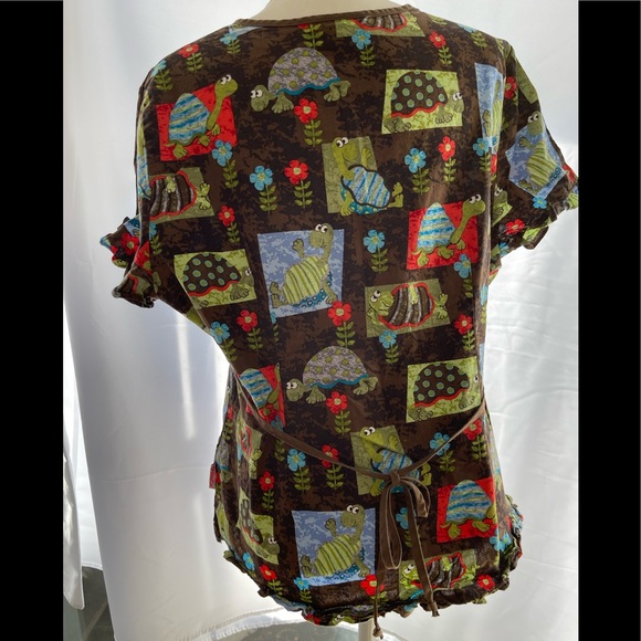 White Cross Brand Scrub Top, Turtle Scrubs, Size Large, tie waist - Picture 10 of 15